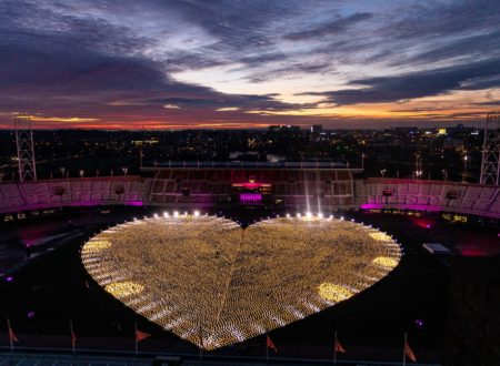 Een lichtend hart van lampionnen in het Olympisch Stadion.